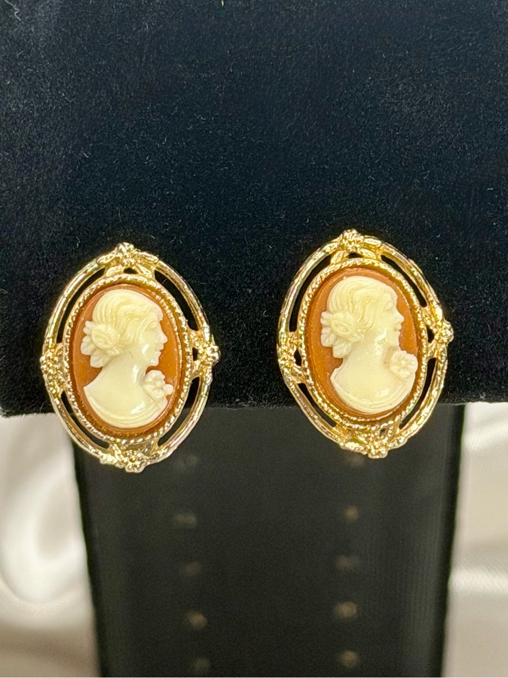 Vintage Cameo Screw-Back Earrings – Ornate Gold Tone Left-Facing Portrait